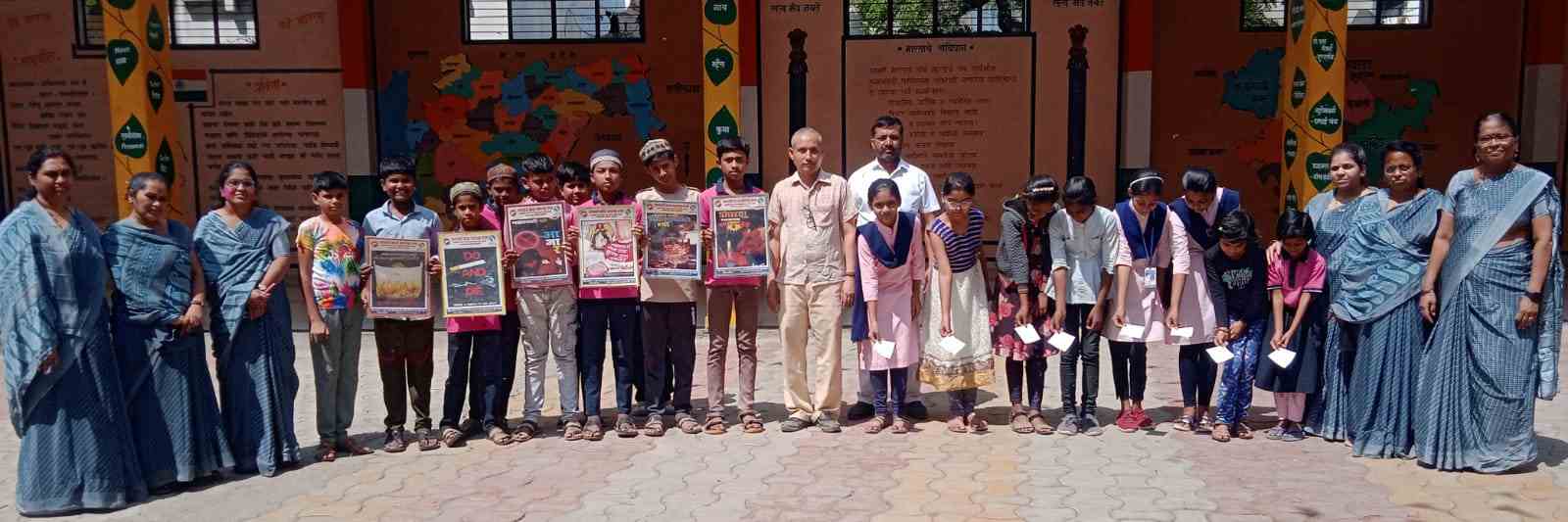 प्रतिकात्मक व्यसनांची होळी नशामुक्त भारत अभियानाचा उपक्रम